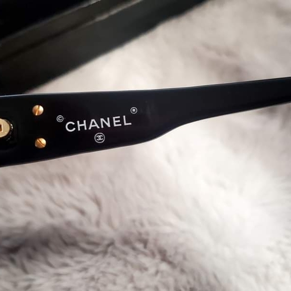CHANEL Elegant Black Sunglasses with Gold Accent - Picture 4 of 8